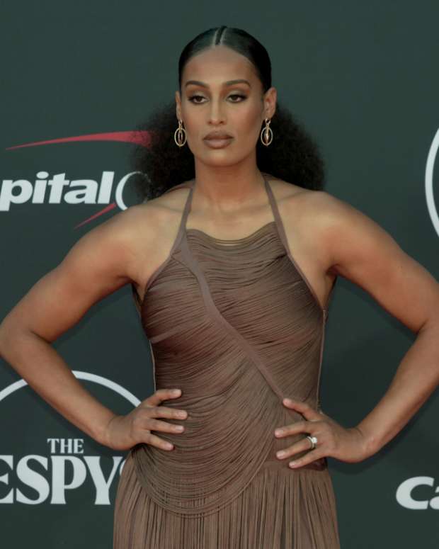 Phoenix Mercury guard Skylar Diggins Smith arrives on the red carpet before the 2023 ESPYS at the Dolby Theatre.