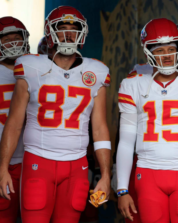 Chiefs QB Patrick Mahomes Threw BehindtheBack Pass to Travis Kelce