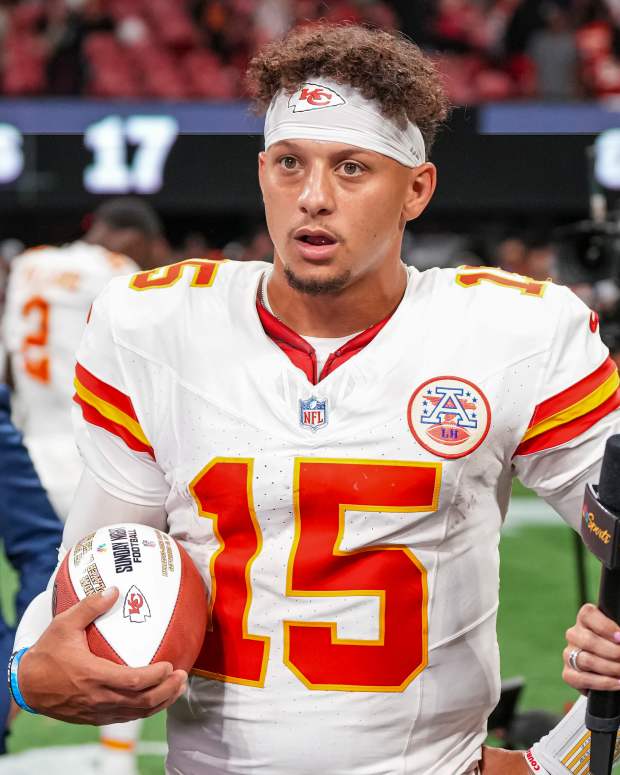 Patrick Mahomes Sends Three-Word Warning About DeAndre Hopkins After Chiefs  Debut - Athlon Sports