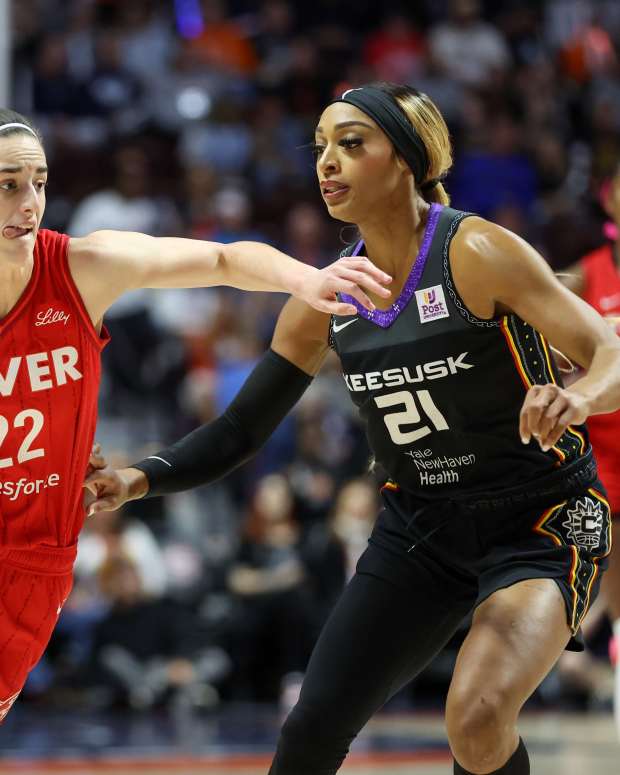 WNBA Fans Are Praising Caitlin Clark For Classy Response to DiJonai  Carrington Incident - Athlon Sports