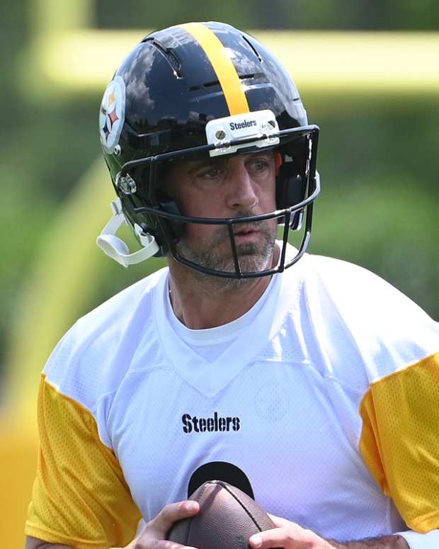 Pittsburgh Steelers quarterback Aaron Rodgers (8)