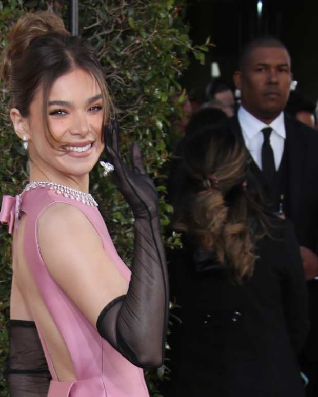 Hailee Steinfeld, Bill quarterback Josh Allen's girlfriend, attend the Golden Globes Jan. 7, 2024.