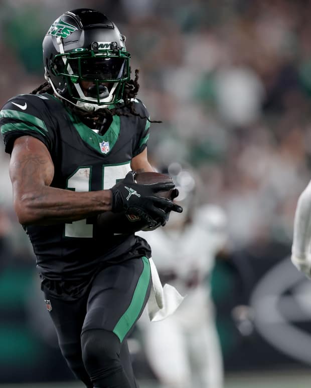 New York Jets wide receiver Davante Adams runs after catching a pass against the Houston Texans.