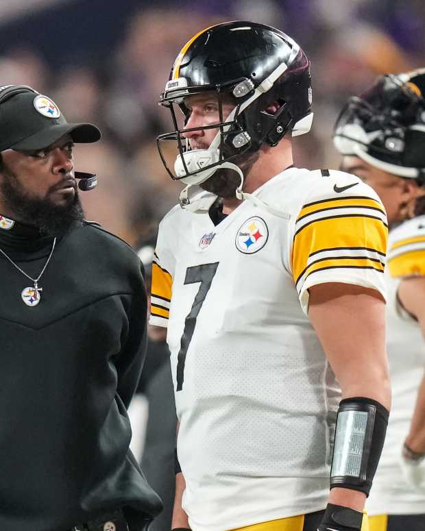 Pittsburgh Steelers head coach Mike Tomlin (left) looks at quarterback Ben Roethlisberger (7) during the third quarter against the Minnesota Vikings at U.S. Bank Stadium.