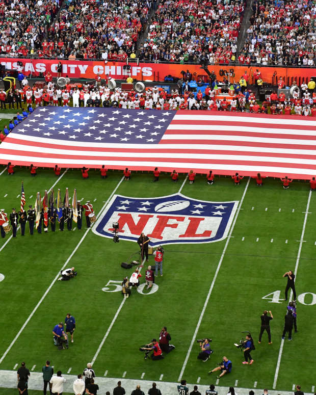 Feb 12, 2023; Glendale, Arizona, US; Chris Stapleton sings the national anthem before Super Bowl LVII at State Farm Stadium. Mandatory Credit: Matt Kartozian-Imagn Images  