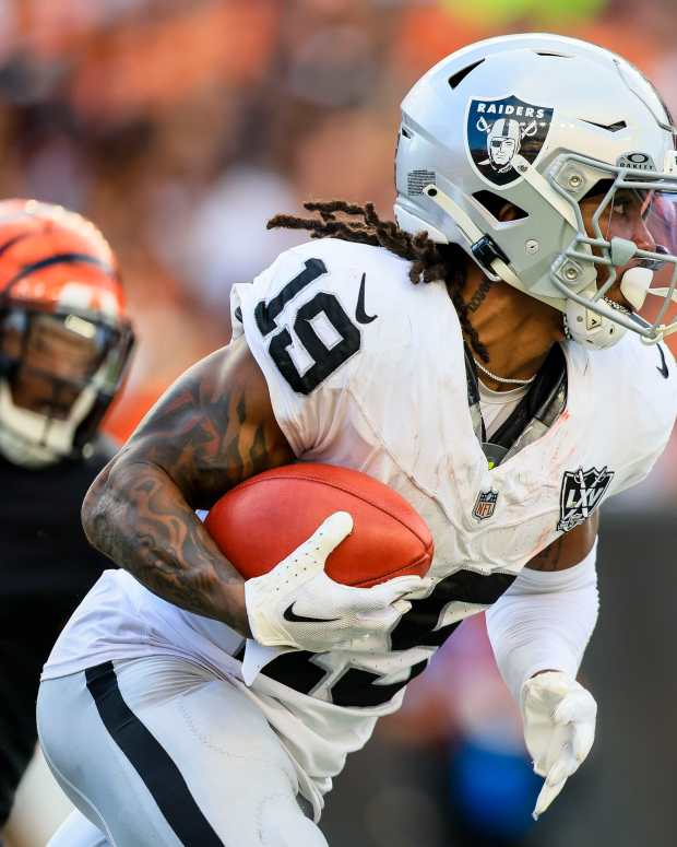 Raiders Reportedly Likeliest Team to Poach Pro Bowl QB From Contender -  Athlon Sports