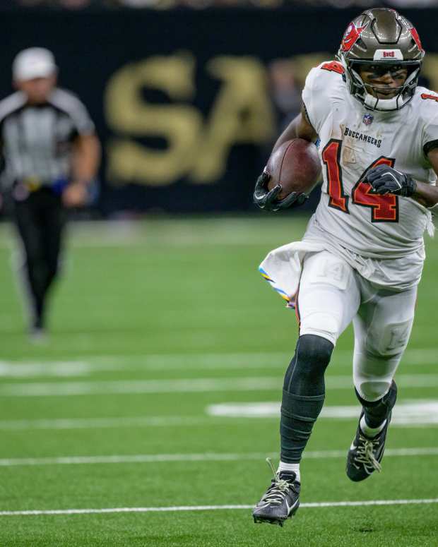 Tampa Bay Buccaneers wide receiver Chris Godwin (14) runs in for a touchdown during the third quarter against the New Orleans Saints at Caesars Superdome.