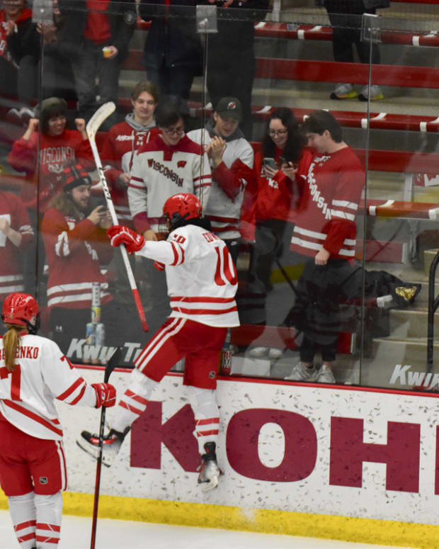 wisconsin-women-s-hockey-dominates-2-ohio-state-athlon-sports