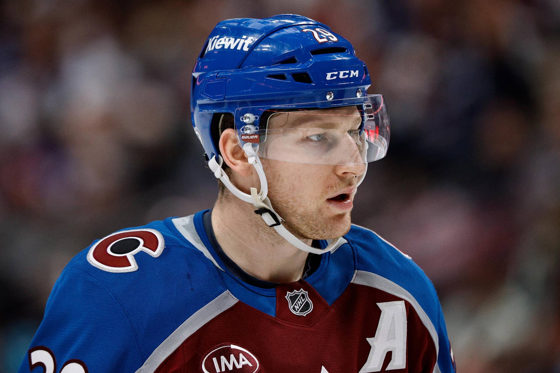 Palet Signé Nathan MacKinnon - 1er But LNH 10/12/13 - Colorado Avalanche