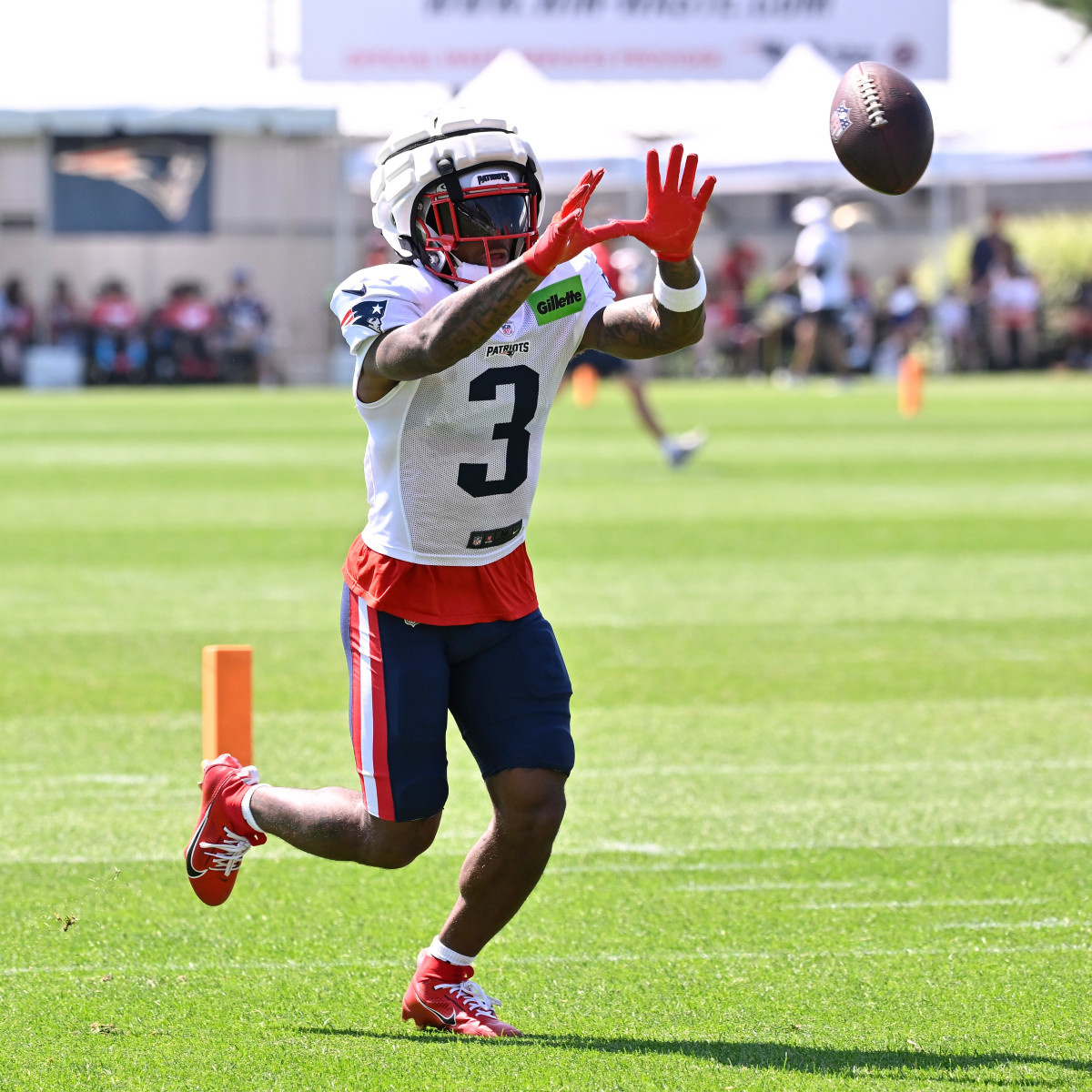 Patriots' DeMario Douglas Poised for 2025 Role Like Ravens' Zay Flowers -  Athlon Sports