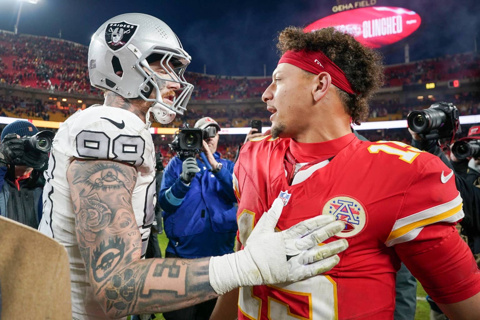 Patrick Mahomes, Maxx Crosby Share Postgame Exchange in Chiefs-Raiders - Athlon Sports