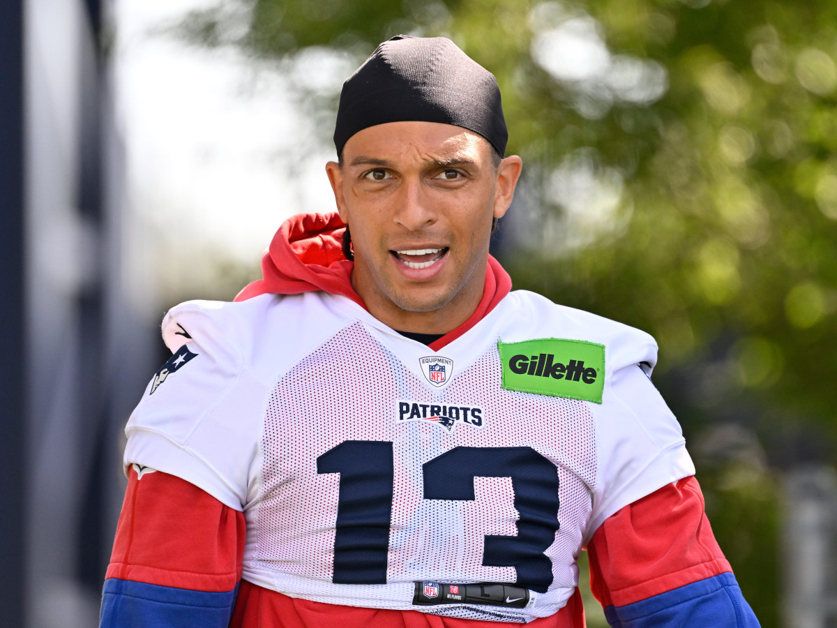 Patriots' Mack Hollins' Shoeless Habit Sparks Viral Explanation - Athlon Sports