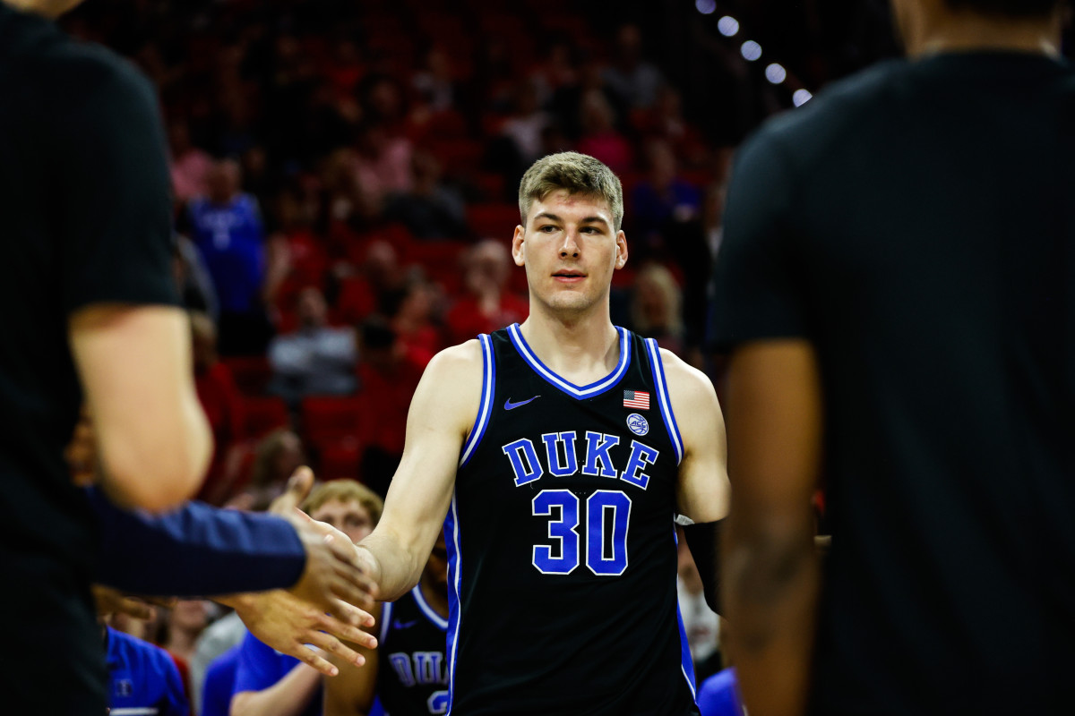 LOOK: Duke star Kyle Filipowski goes viral for dirty play involving