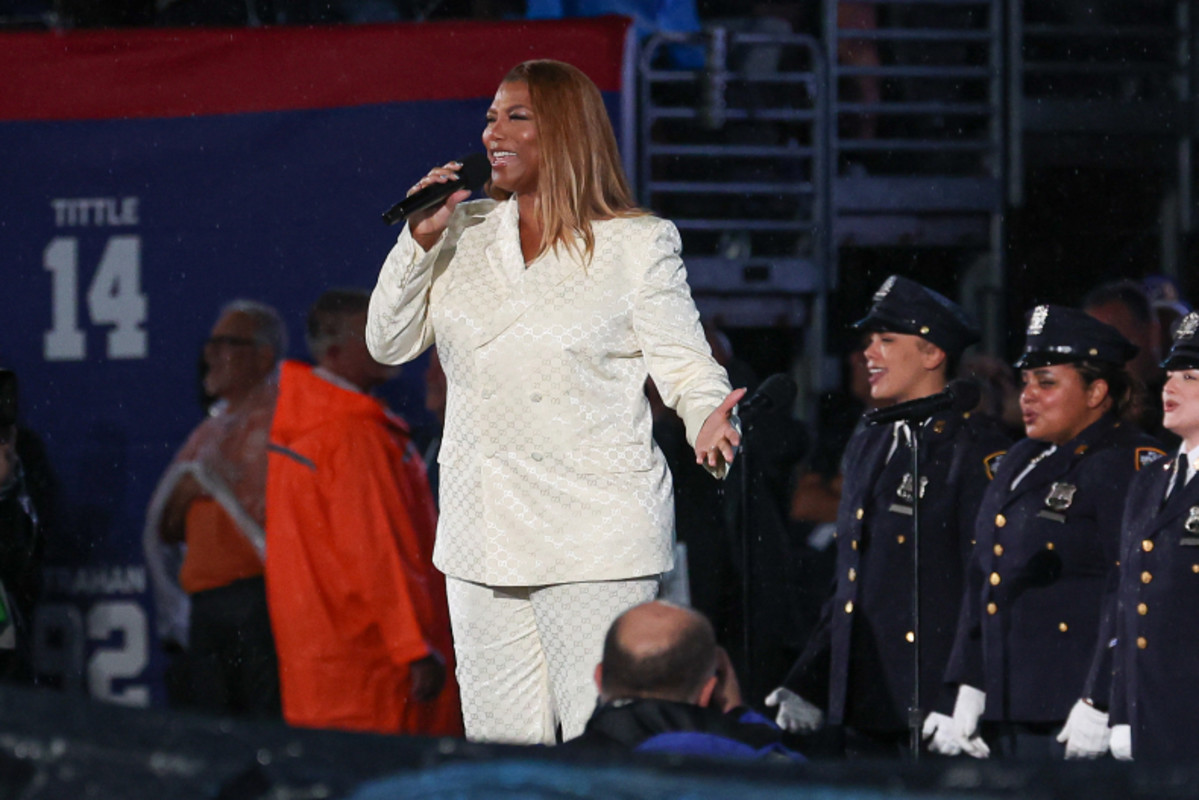 Queen Latifah: New York Giants vs Dallas Cowboys: Queen Latifah sings  national anthem before Sunday Night Football game - The Economic Times