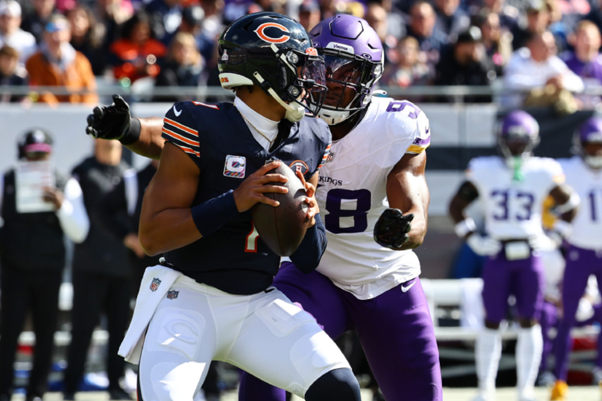 Justin Fields Forced to Exit Vikings-Bears Game Due to Apparent Hand ...