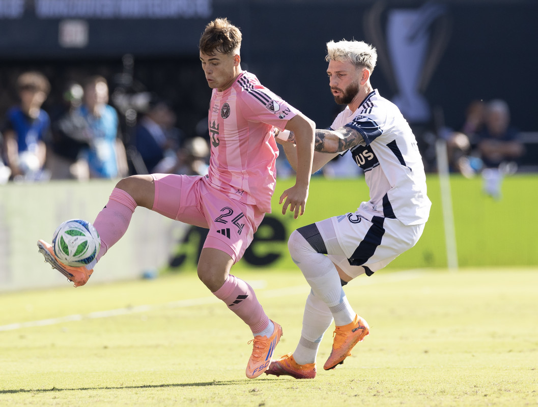 Mateo Silvetti #24 dari Inter Miami CF mengontrol bola dari Tristan Blackmon #33 dari Vancouver Whitecaps FC selama pertandingan di Chase Stadium pada 6 Desember 2025 di Fort Lauderdale, Florida.