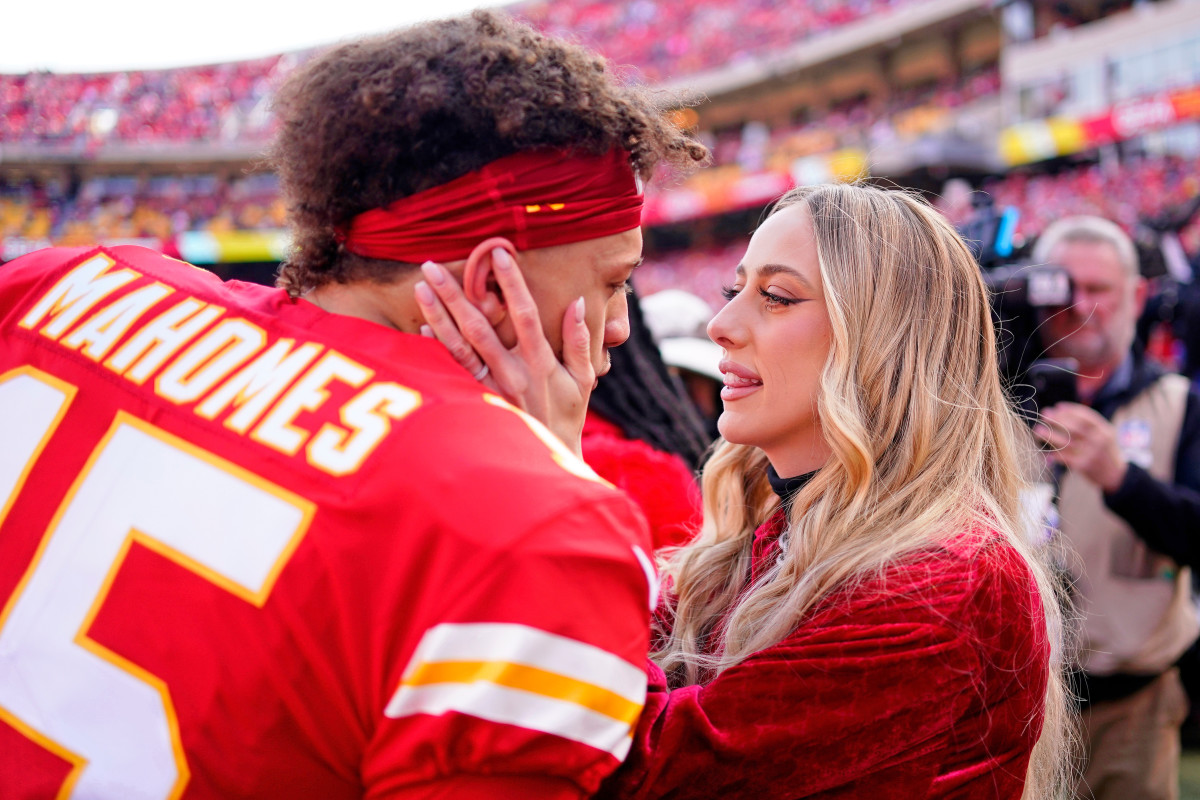 Patrick Mahomes Had Subtle Reaction to Wife Brittany Mahomes' One-Word Message