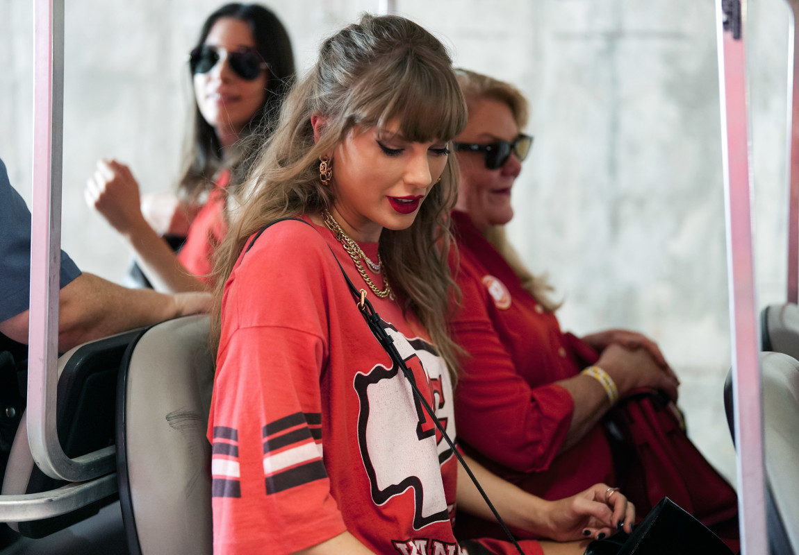 Taylor Swift's Outfit for Chiefs-Saints Is Turning Heads