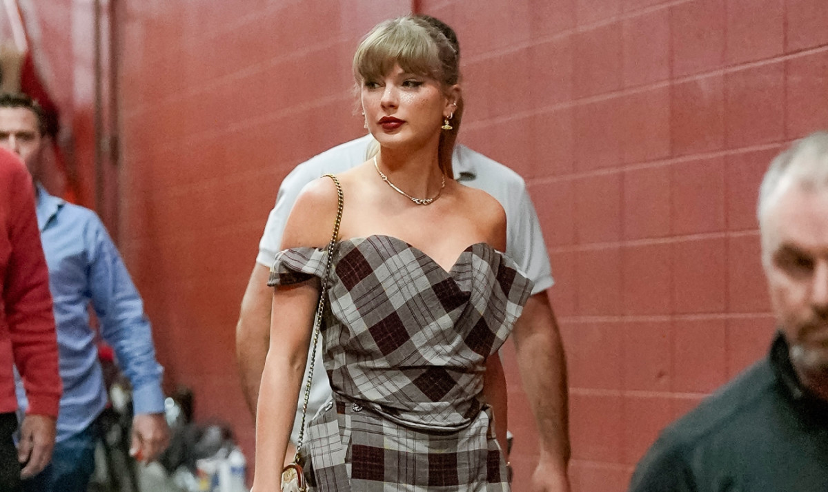 Taylor Swift's Outfit at Chiefs-Saints Costs Bonkers Money