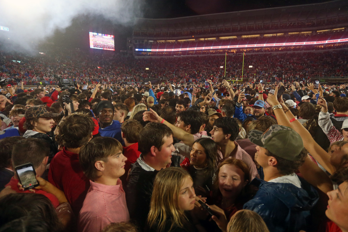 Uniformed Officer Clocks Fan Who Got in Lane Kiffin’s Face After Ole Miss-Georgia