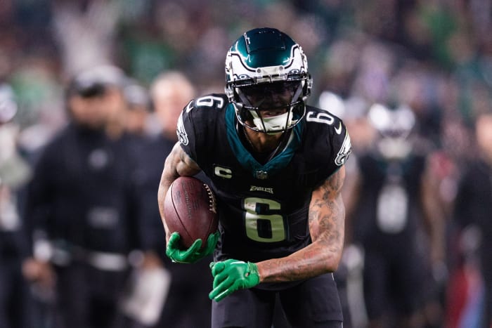 Philadelphia Eagles Face Uncertainty as DeVonta Smith’s Hamstring Issue
