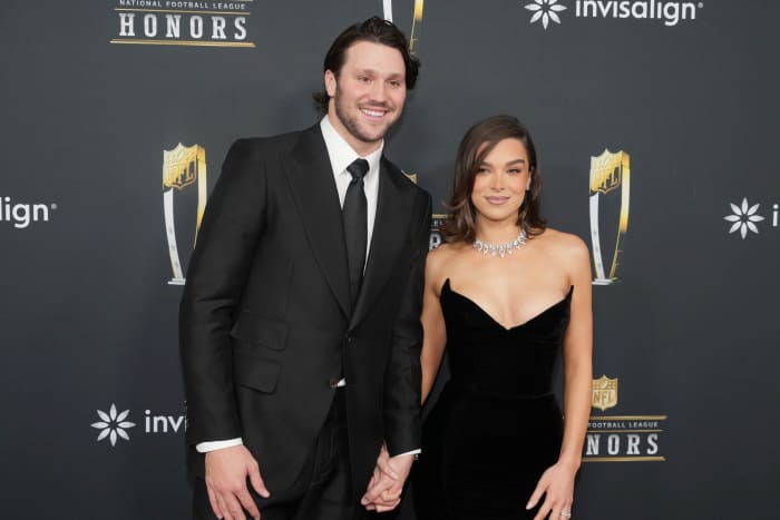 Hailee Steinfeld Reacts to Personal Decision With Josh Allen on Friday