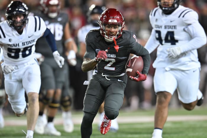 Washington State Cougars wide receiver Kyle Williams (2) runs the ball in for a touchdown against the Utah State Aggies in the first half at Gesa Field at Martin Stadium.