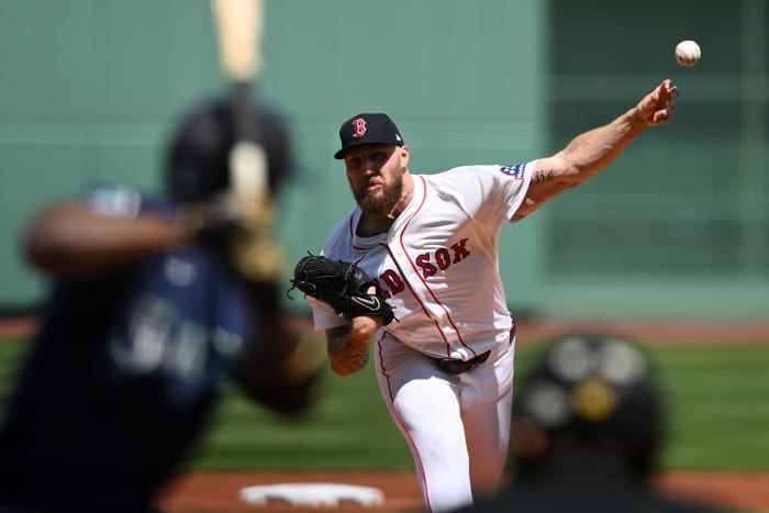 Boston Red Sox starting pitcher Garrett Crochet (35) pitches against the Seattle Mariners during the first inning at Fenway Park.