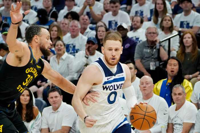 Steph Curry guarding Donte DiVincenzo.