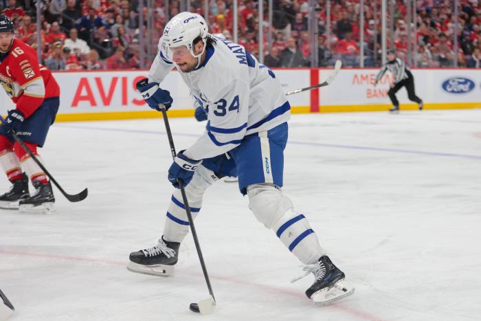 Maple Leafs center Auston Matthews (34) shoots and scores against the Panthers.