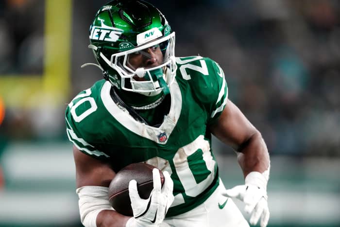 New York Jets running back Breece Hall (20) runs with the ball, Sunday January 5, 2025, in East Rutherford.