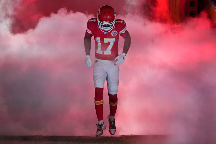 Packers WR Mecole Hardman (17), formerly with the Kansas City Chiefs, pictured at the tunnel during a Chiefs game.