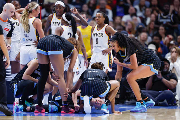 Chicago Sky guard Courtney Vandersloot (22).