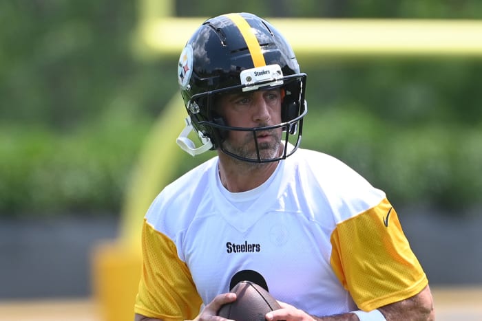 Pittsburgh Steelers quarterback Aaron Rodgers (8)