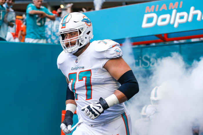 Miami Dolphins offensive tackle Jesse Davis (77) takes on the field prior the game against the New York Giants at Hard Rock Stadium.