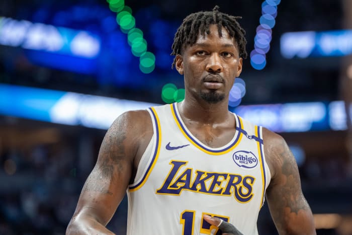 Los Angeles Lakers forward Dorian Finney-Smith (17) in action against the Minnesota Timberwolves at Target Center.