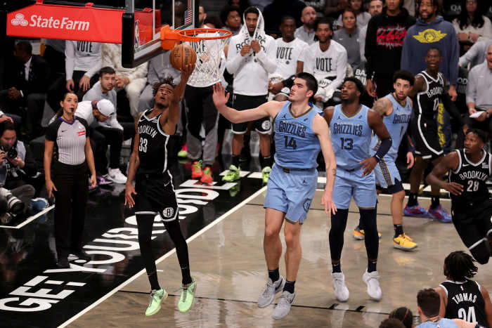 Brooklyn Nets center Nic Claxton (33) drives to the basket against Memphis Grizzlies center Zach Edey (14).