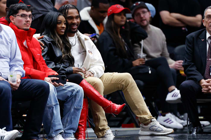 U.S. gymnast Simone Biles and husband Chicago Bears safety Jonathan Owens at the Chicago Bulls game.