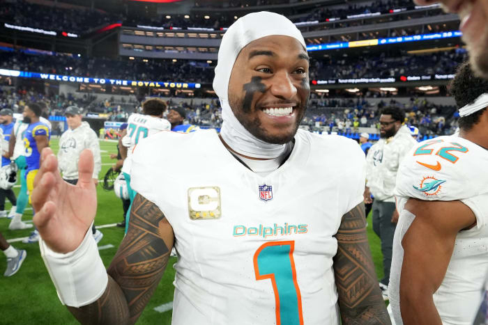 Miami Dolphins quarterback Tua Tagovailoa (1).