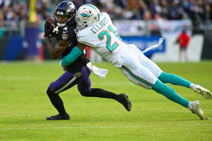 Former Miami Dolphins safety DeShon Elliott (21) makes a tackle.