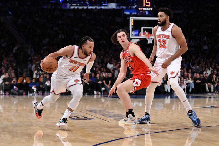     November 13, 2024; New York, New York, United States; New York Knicks guard Jalen Brunson (11) sets up the game as Chicago Bulls guard Josh Giddey (3) defends during the first half at Madison Square Garden. Mandatory credit: John Jones-Imagn Images