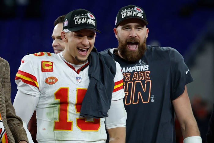 Kansas City Chiefs quarterback Patrick Mahomes (15) and tight end Travis Kelce (R).