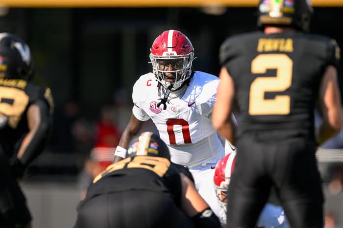 Alabama Crimson Tide linebacker Deontae Lawson (0).