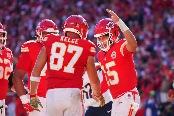Kansas City Chiefs tight end Travis Kelce (87) celebrates with quarterback Patrick Mahomes (15) on Nov. 15, 2024.