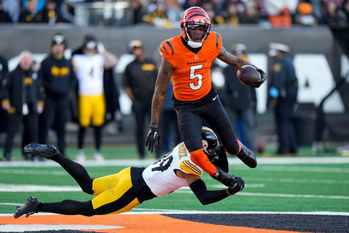 Tee Higgins attempts to get past a Pittsburgh Steelers defender in Cincinnati.