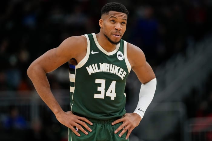 Milwaukee Bucks forward Giannis Antetokounmpo (34).