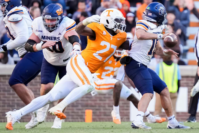 Tennessee defensive lineman James Pearce Jr. sacks UTEP quarterback JP Pickles