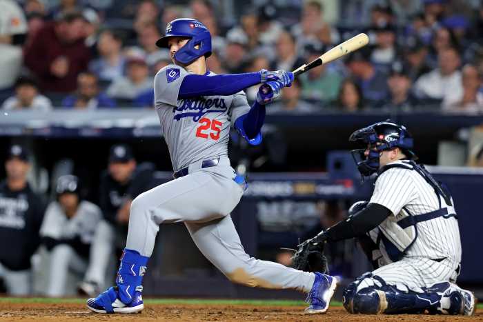 Los Angeles Dodgers outfielder Tommy Edman (25) breaks his bat while hitting a single.