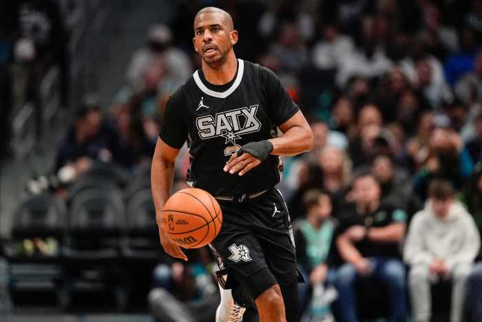 San Antonio Spurs guard Chris Paul (3)