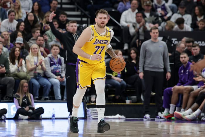 Los Angeles Lakers guard Luka Doncic (77).